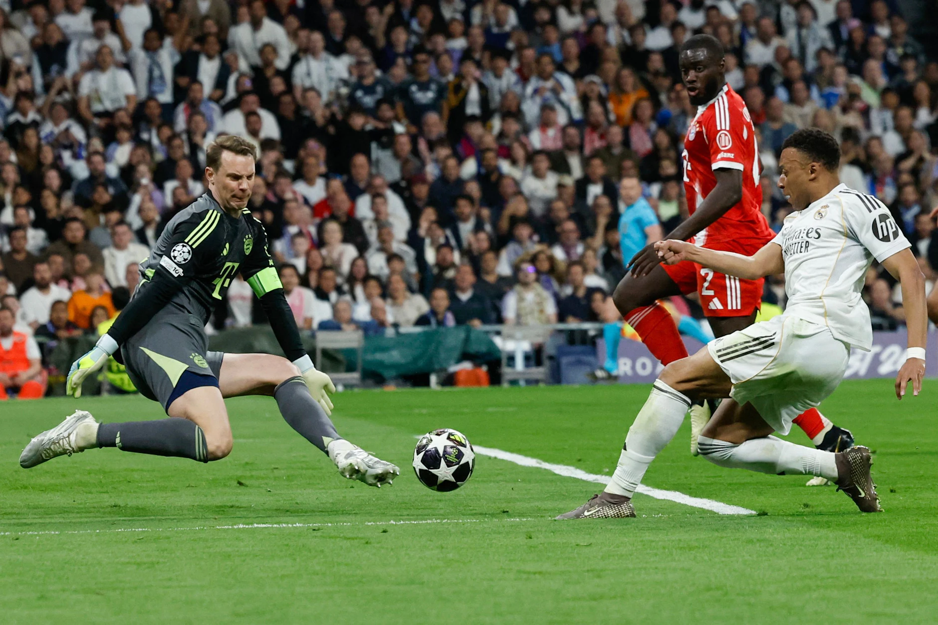 Im Champions-League-Viertelfinale gegen Real Madrid glänzte Manuel Neuer noch - und patzte dann schwer.