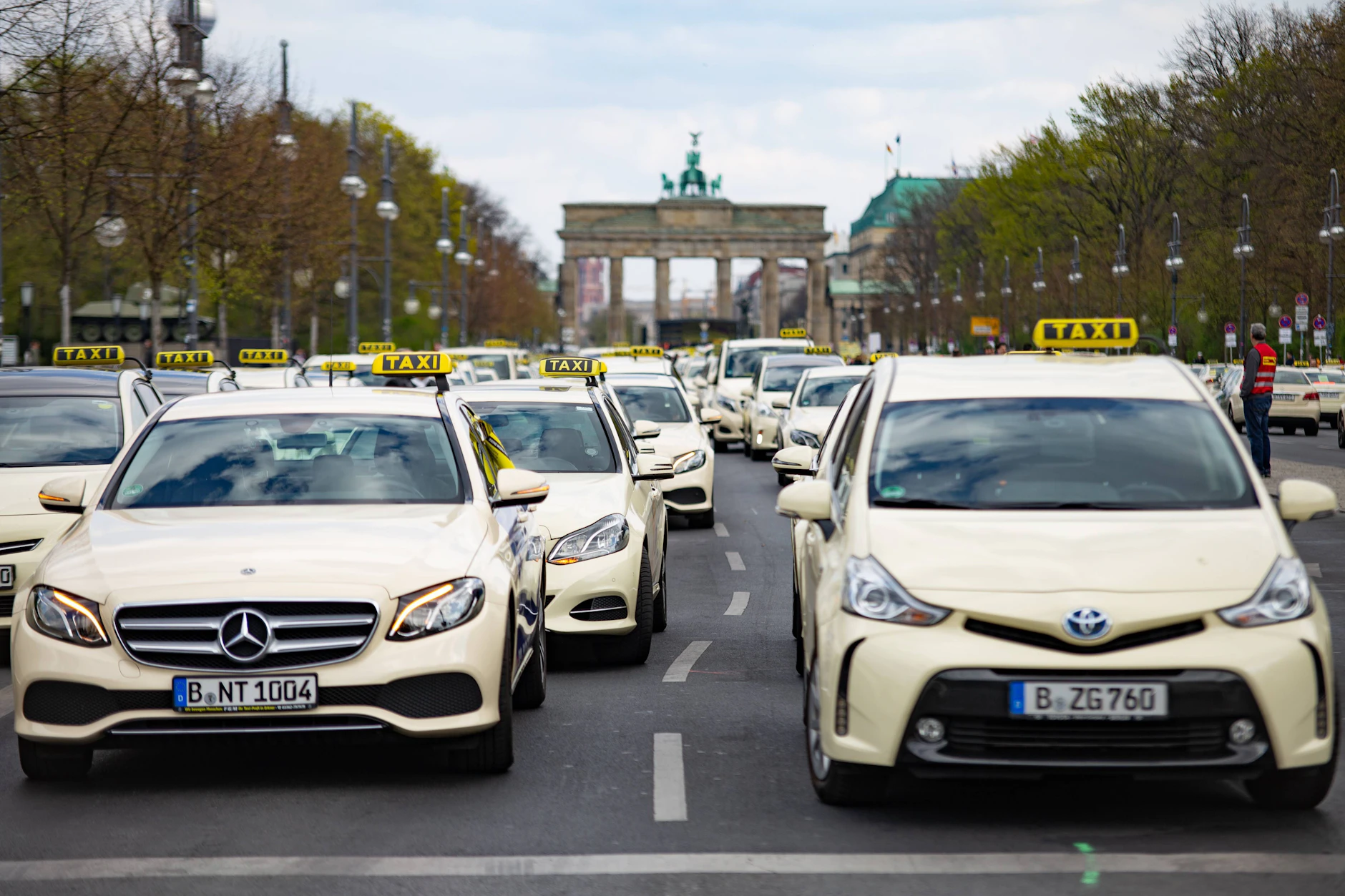 Archivbild von einem Taxi-Streik in Berlin. Die Preispolitik von Uber, Bolt und Co. bereitet dem Gewerbe große Schwierigkeiten.