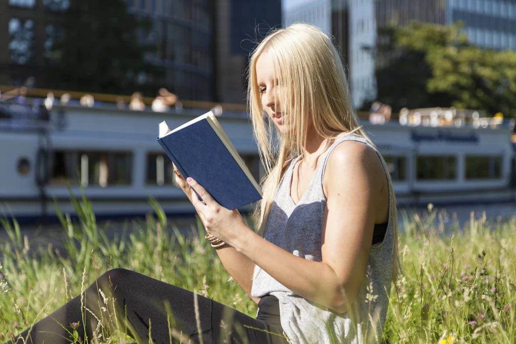 Bei Sommerhitze zieht es viele Berliner mit Buch ans Wasser – hier an der Spree. (Symbolbild)
