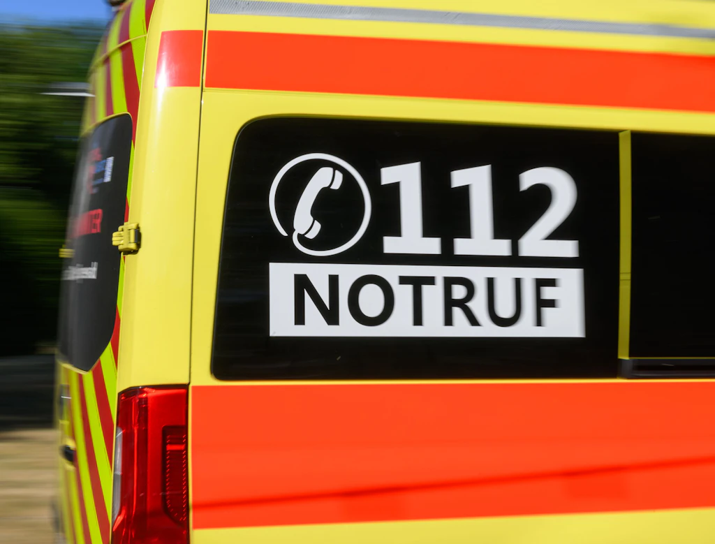 Polizeieinsatz in Schöneberg: Mann stürzt lebensgefährlich von Balkon