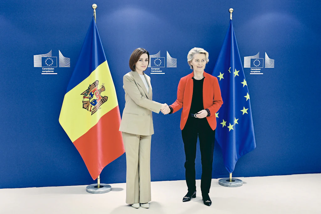 Die moldauische Präsidentin Maia Sandu und EU-Kommissionschefin Ursula von der Leyen (r.)