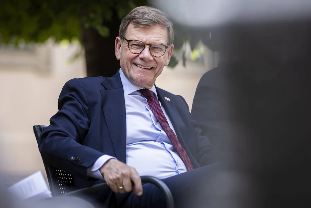 Bestens gelaunt: Außenminister Johann Wadephul (CDU). Auf Instagram lässt er einen EU-Hubschrauber die russische Propaganda zerfetzen – nur sieht die Realität weniger triumphal aus.