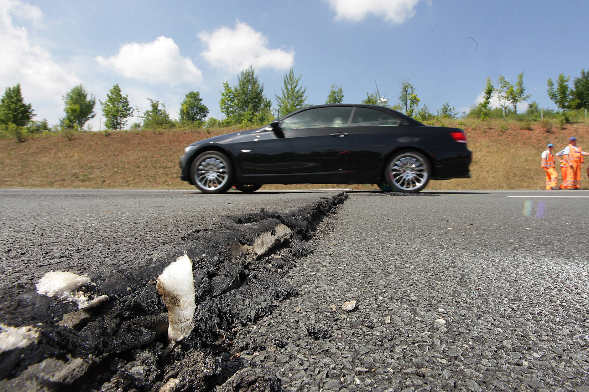 Hitze setzt dem Asphalt zu: Auf dieser Autobahn ist die Fahrbahn an einer Naht aufgebrochen. (Symbolfoto)