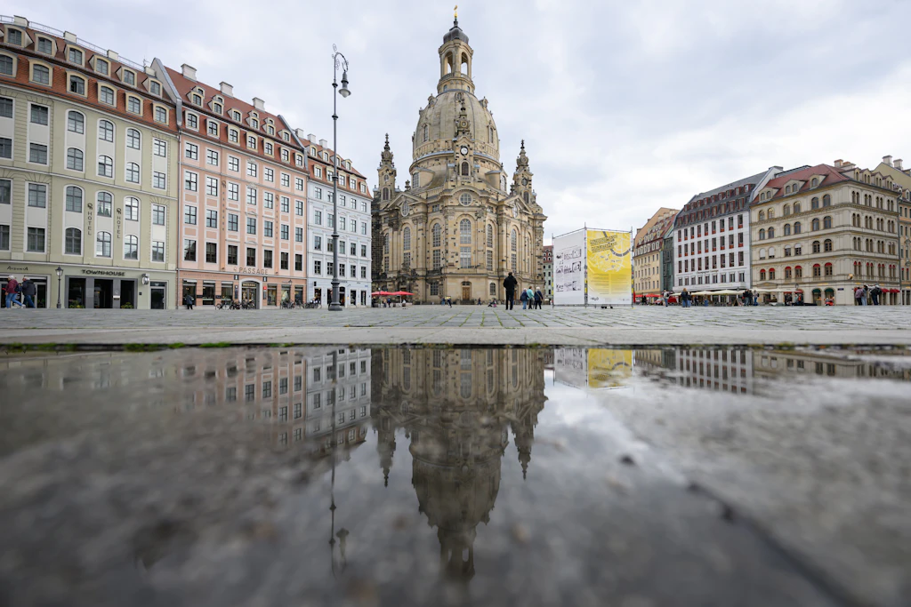 Wetterumschwung zum Wochenende: Nach dem warmen Samstag drohen laut DWD am Sonntag im Osten Deutschlands die kräftigsten Gewitter.