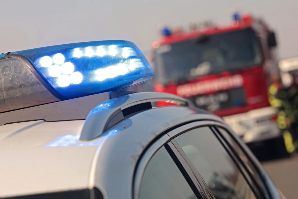 Einsatzkräfte mussten in Chemnitz neun Personen aus einem feststeckenden Aufzug befreien.