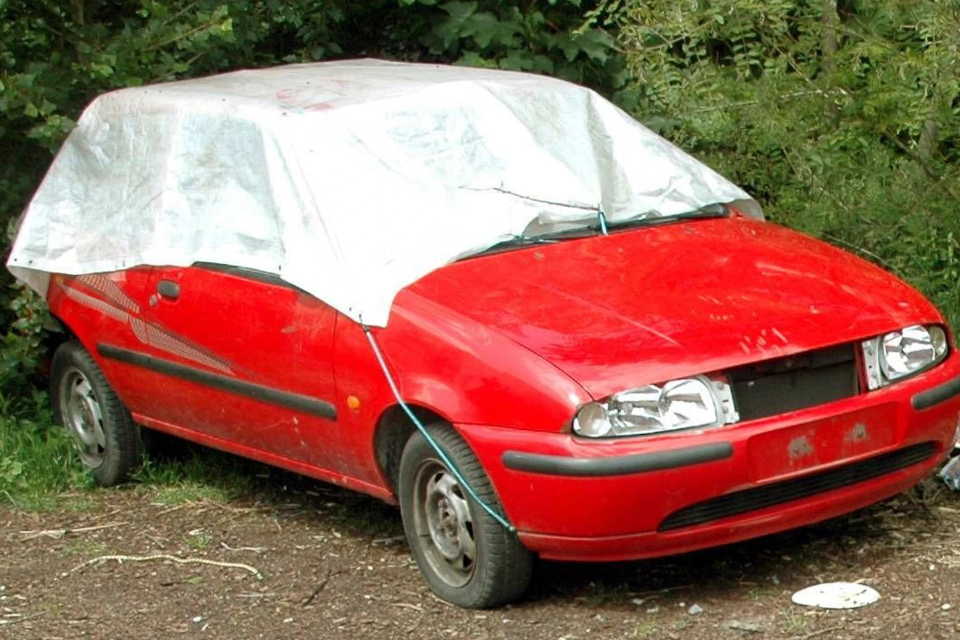 Hier dient die sogenannte Halbgarage wohl nicht dem Sonnenschutz. Für den Zweck wäre sie von allen Sonnenschutz-Varianten fürs Auto am effektivsten.