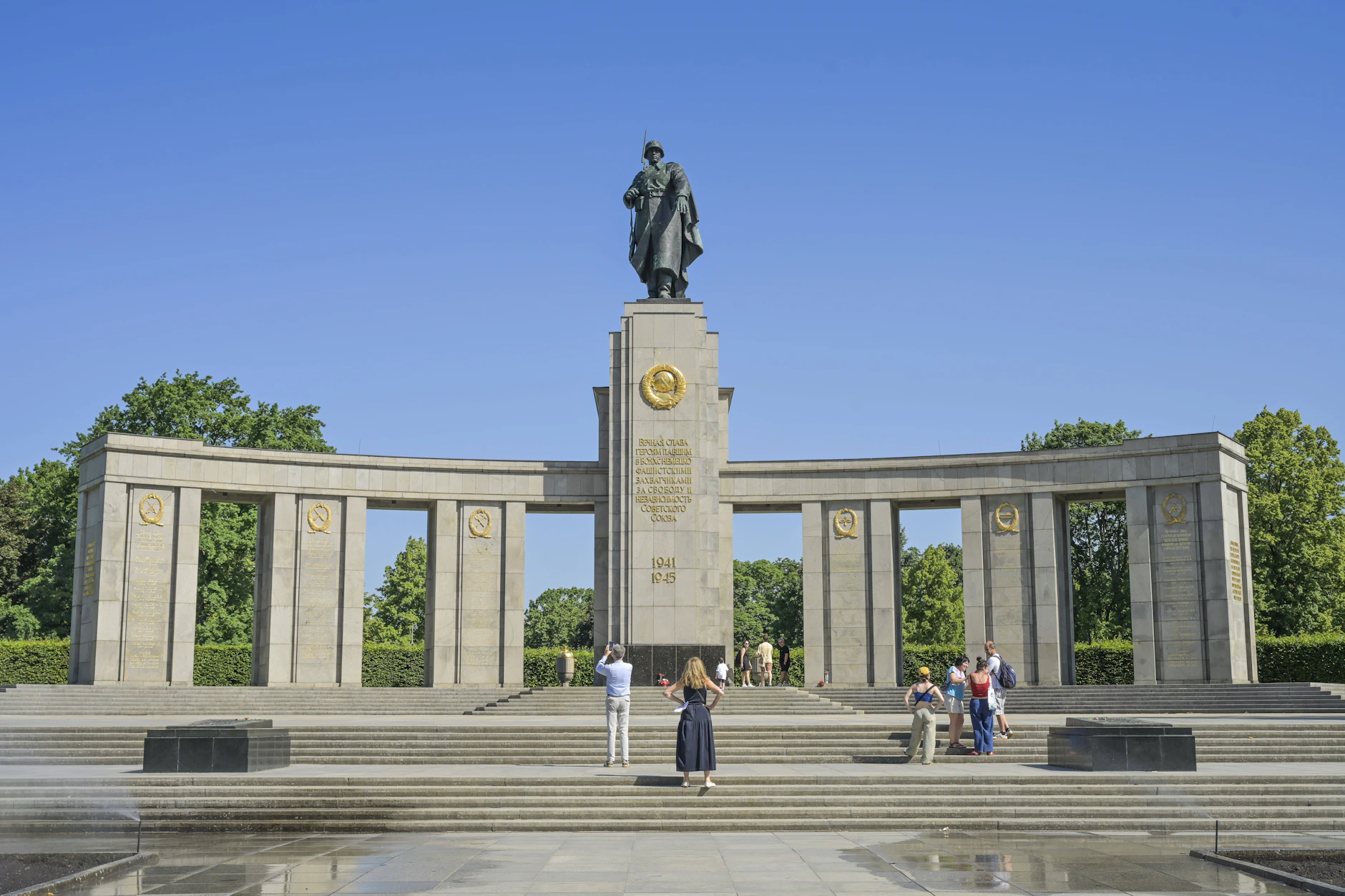 Die Baugrube soll bis zum sowjetischen Ehrendenkmal im Tiergarten führen.