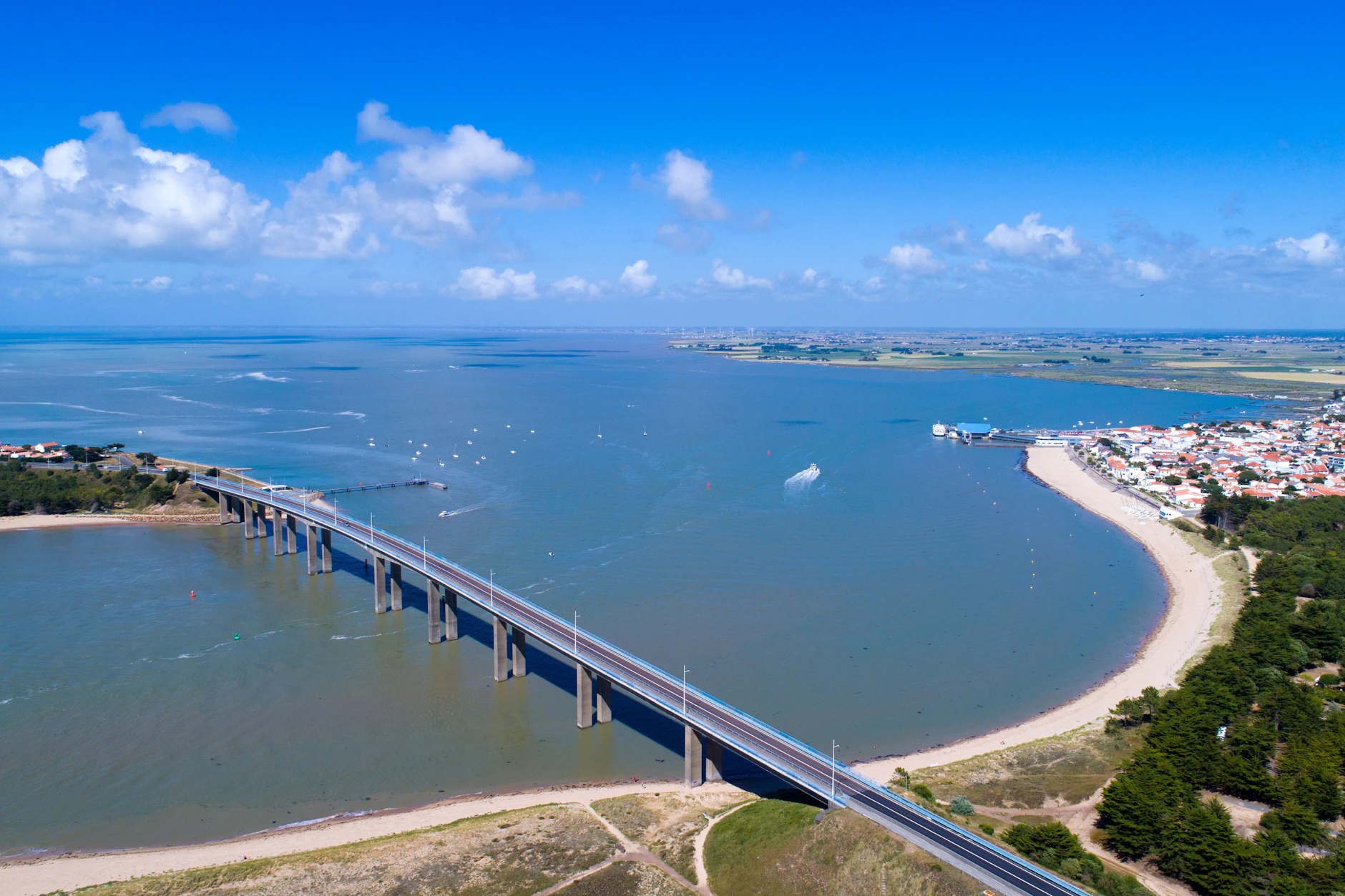 Die Brücke zwischen Noirmoutier und La Barre de Monts in Vendée, Frankreich. Am Fährhafen bot der Renter seine Parkplätze an.