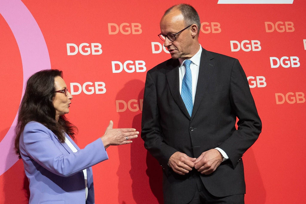 Bundeskanzler Friedrich Merz mit der DGB-Vorsitzenden Yasmin Fahimi.