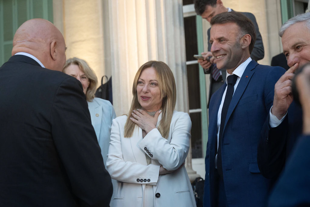 Italiens Ministerpräsidentin Giorgia Meloni and Frankreichs Präsident Emmanuel Macron bei einem Treffen in Antibes