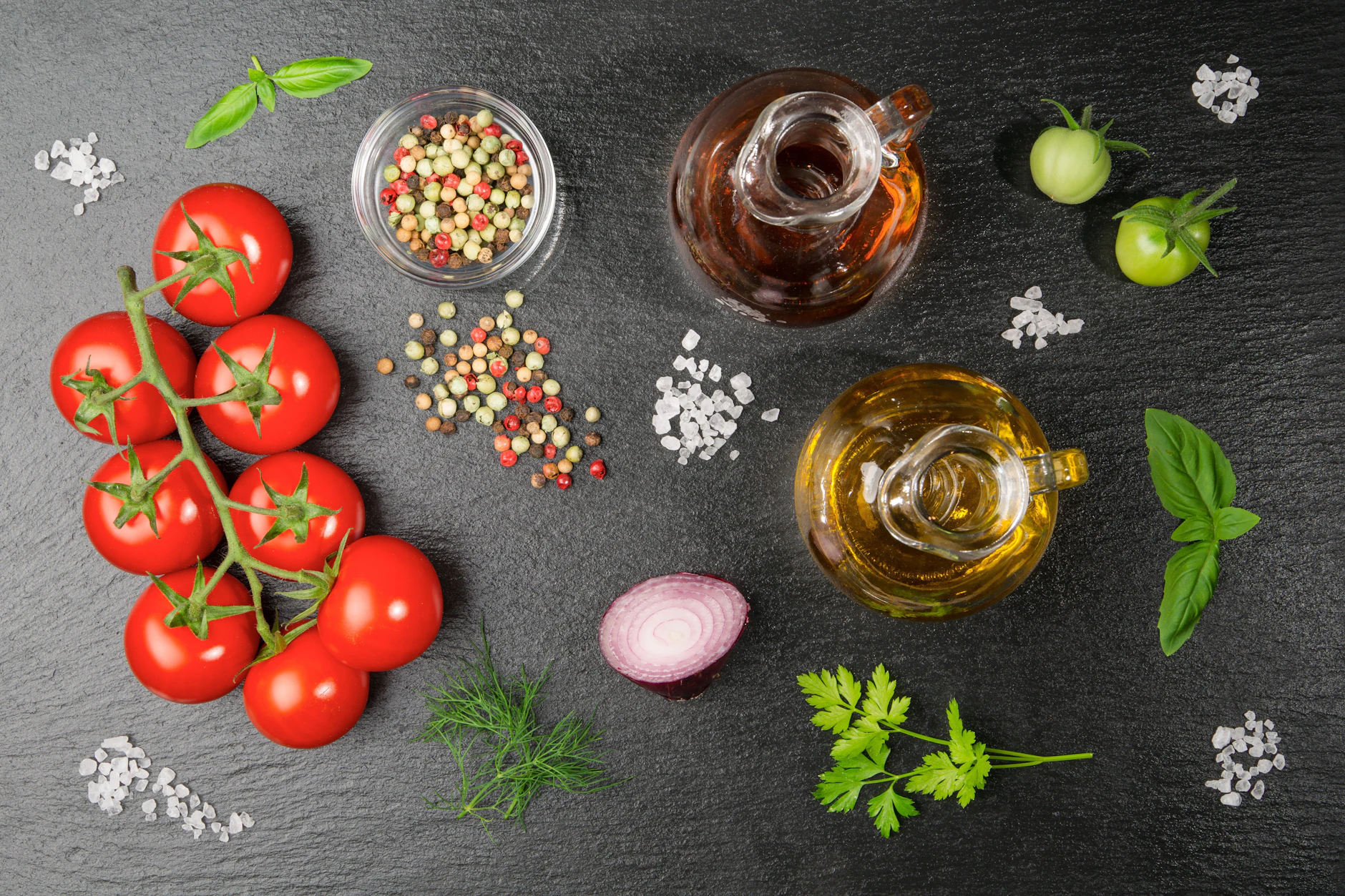 Essig, Öl, Kräuter, Zucker, Pfeffer und Salz: Nur wenige Zutaten braucht es für einen leckeren Tomatensalat.