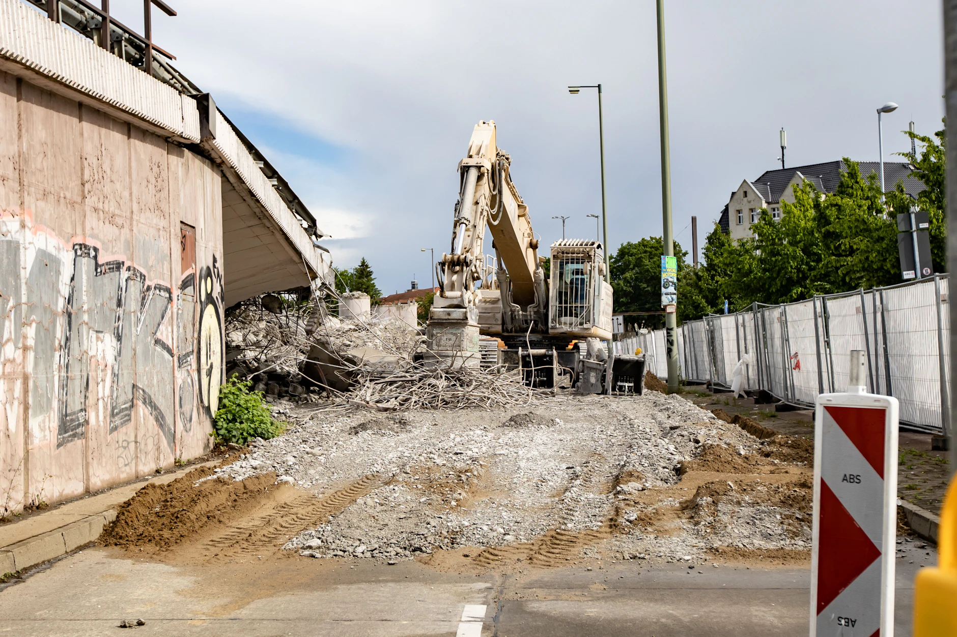 2025 wurde die einsturzgefährdete Wuhlheide-Brücke abgerissen.