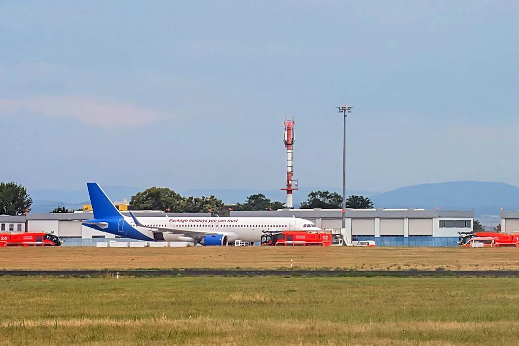 Das Flugzeug steht nach seiner Notlandung zwischen Feuerwehrfahrzeugen am Flughafen Erfurt.