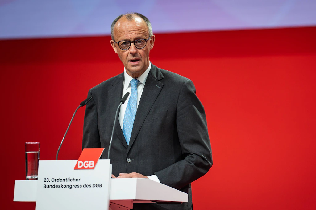 Bundeskanzler Friedrich Merz spricht auf dem Bundeskongress des DGB in Berlin.