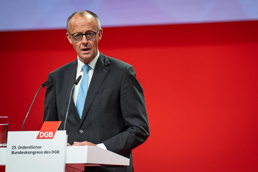 Bundeskanzler Friedrich Merz spricht auf dem Bundeskongress des DGB in Berlin.