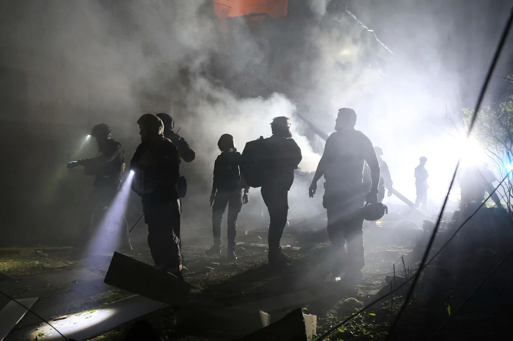 Rettungskräfte im ukrainischen Saporischschja nach einem russischen Angriff.