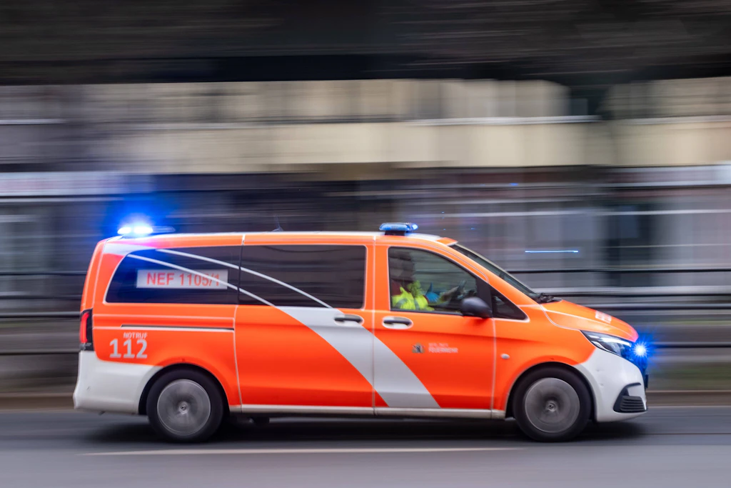 Auto kollidiert mit Straßenbahn: Schwerverletzter bei Unfall in Berlin-Marzahn