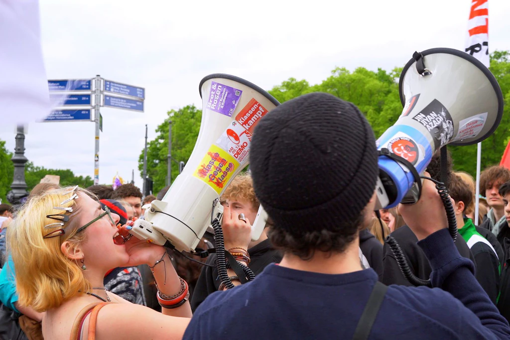 Am 8. Mai 2026 protestieren Demonstranten vor dem Brandenburger Tor gegen die Wehrpflicht.