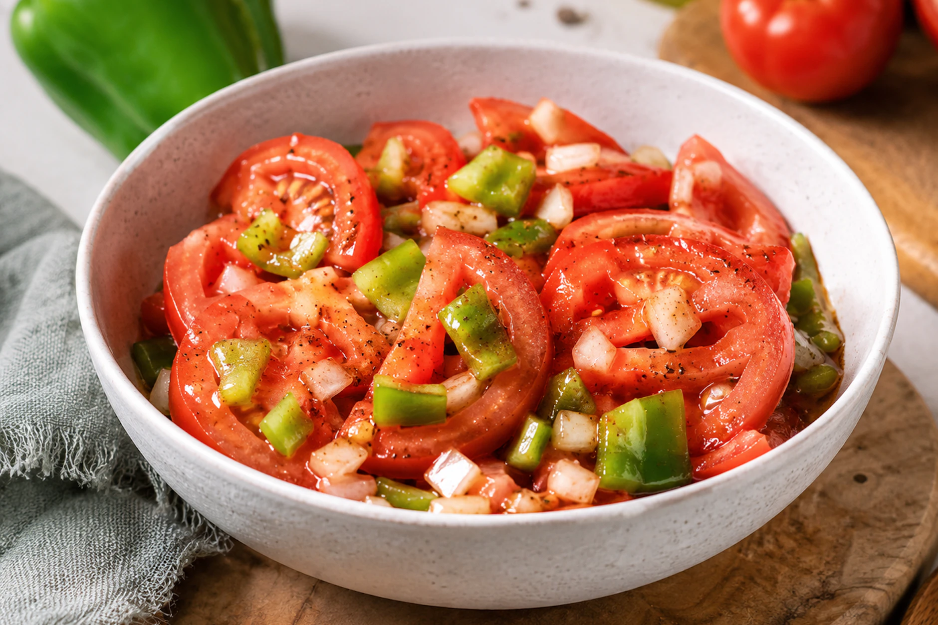 Der Ungarische Tomatensalat aus dem DDR-Ratgeber „Kochen“ kombiniert Tomaten mit grüner parika.