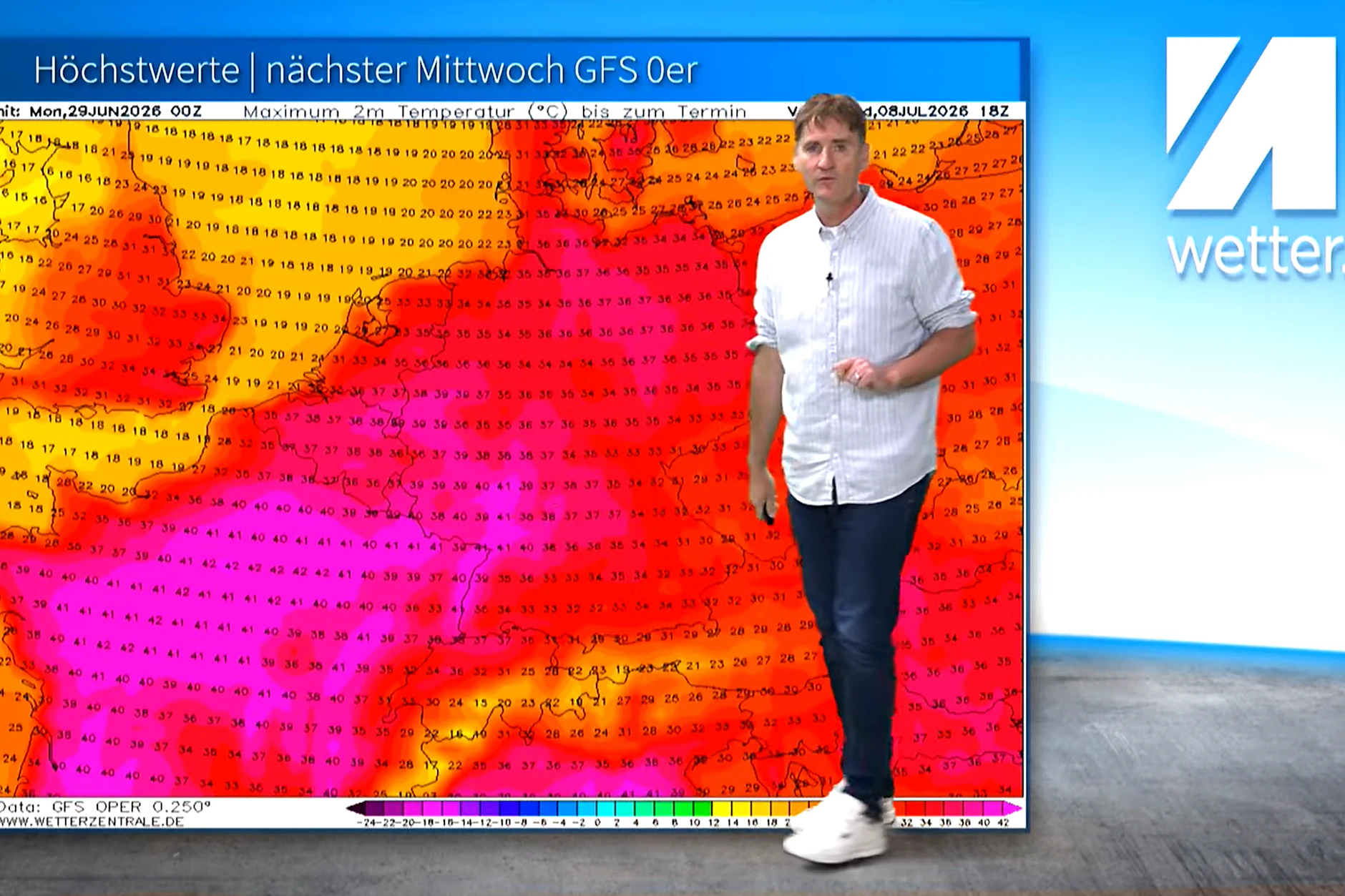 Meteorologe Dominik Jung steht vor einer Wetterkarte, die für Mittwoch kommender Woche schon wieder extreme Hitze anzeigt.