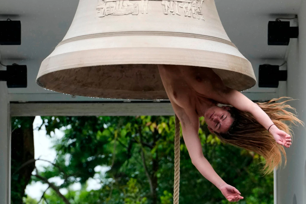 Im Mai auf der Biennale in Venedig performt Florentina Holzinger als Klöppel einer Glocke vor dem österreichischen Pavillon.