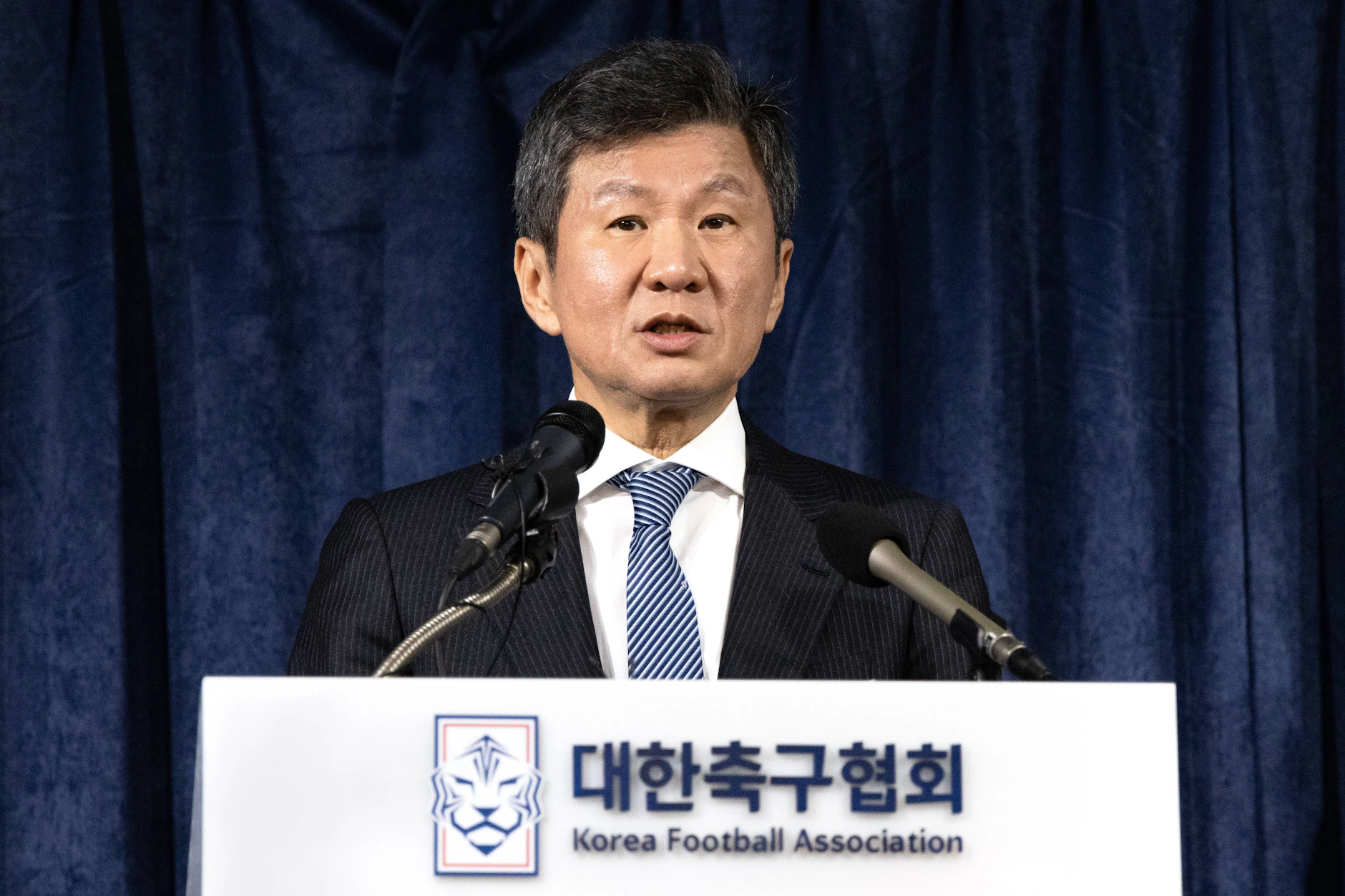Wegen des südkoreanische Fußballpräsident Chung Mong-gyu eine staatliche Untersuchungskommission. Nach dem WM-Aus folgen weitere Ermittlungen.