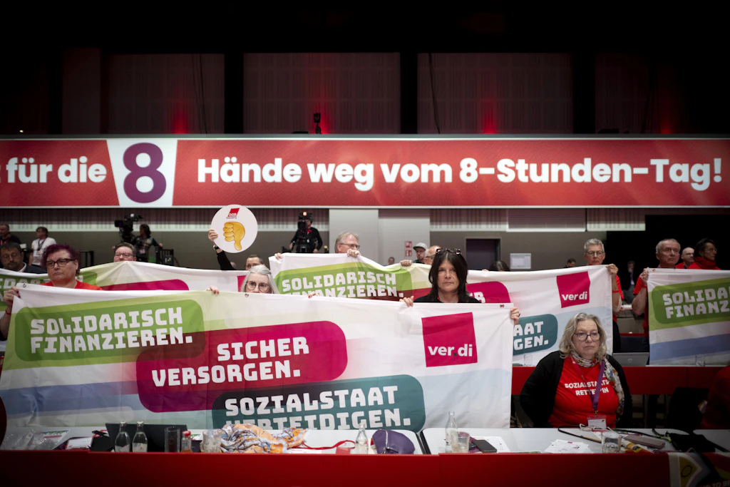 Protestaktionen auf dem DGB-Kongress während einer Rede von Bundeskanzler Merz.