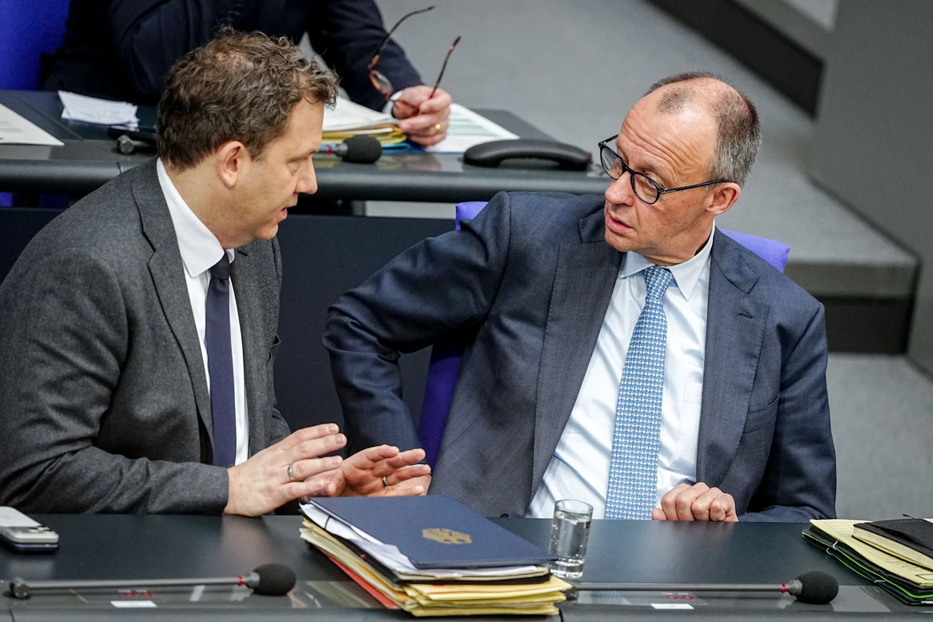 Bundeskanzler Friedrich Merz (r, CDU) und Finanzminister Lars Klingbeil (SPD) feiern das Reformpaket als großen Wurf.