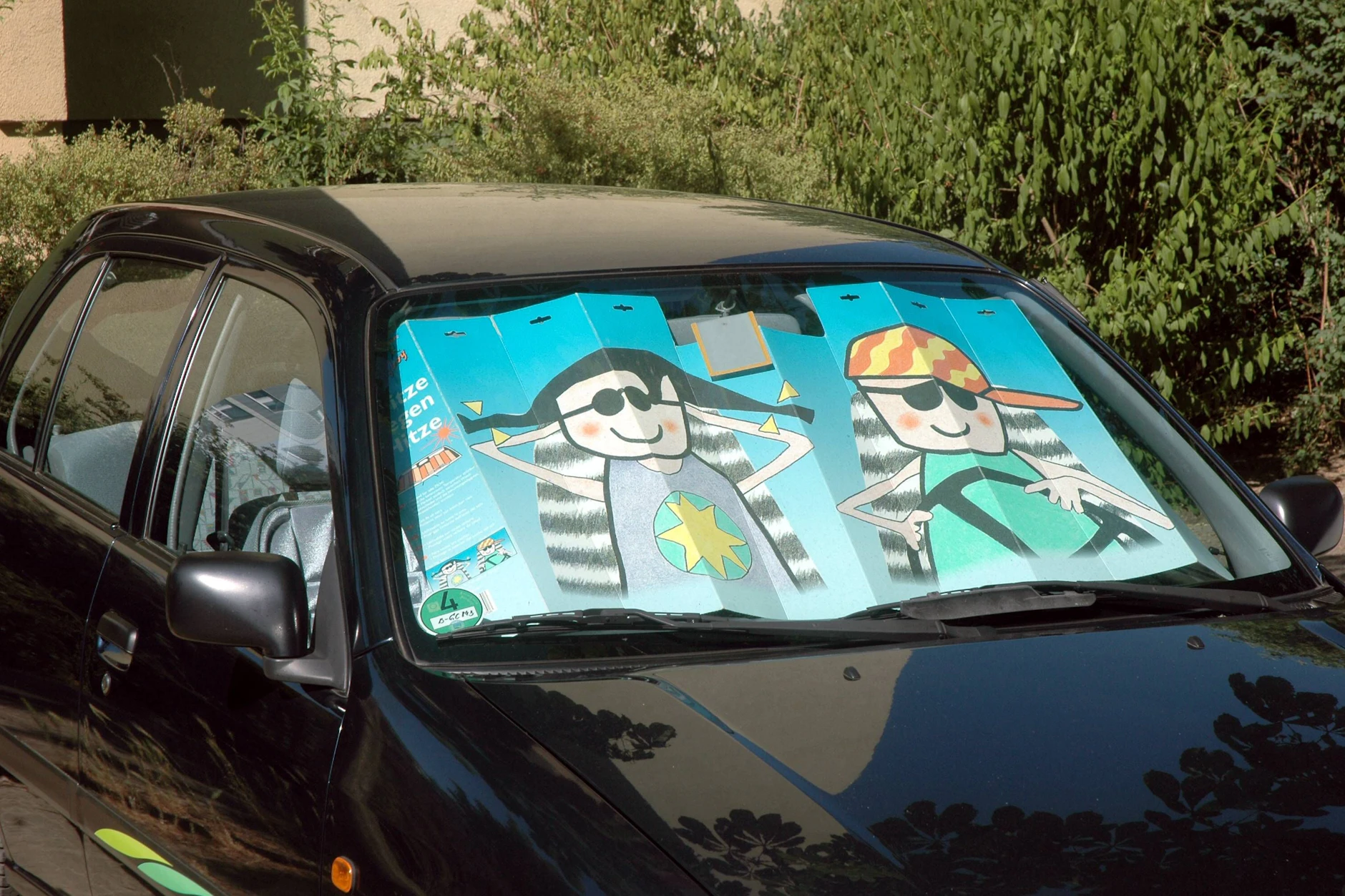Solch eine Innenblende bringt wenig, was die Temperatur im Auto betrifft. Aber sie hält Steuer und Armaturenbrett kühler.