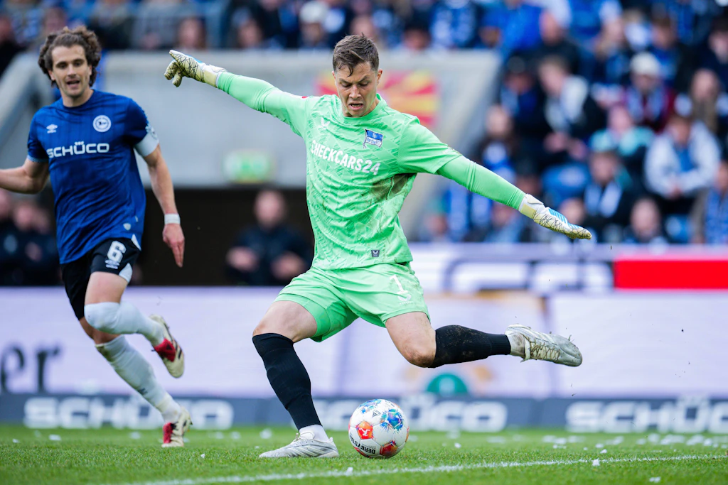 Hertha-Torwart Tjark Ernst ist vor dem Absprung. Bisher sah alles nach einem Wechsel zum VfL Wolfsburg aus, doch jetzt meldet Celtic Glasgow Interesse an.