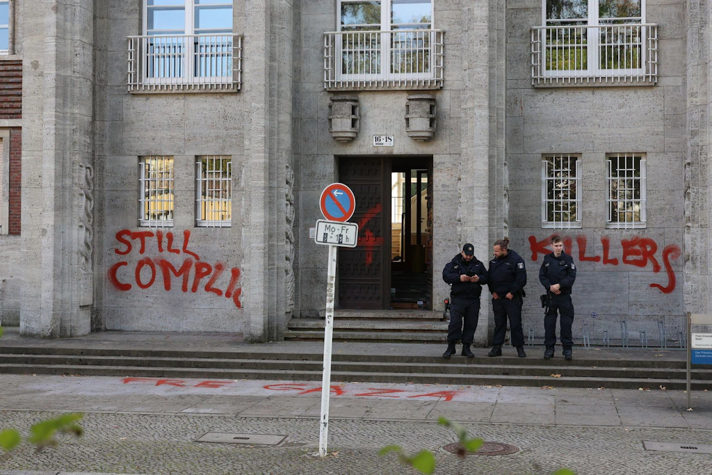 Polizei vor der Freien Universität.