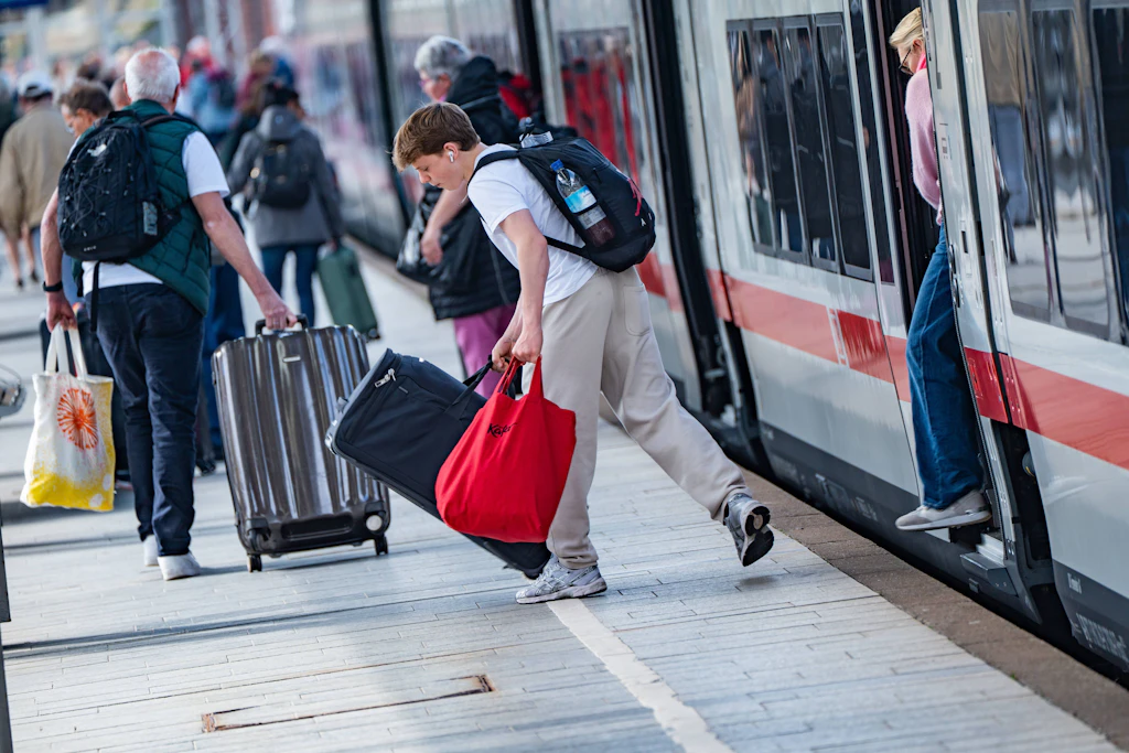 Mit der App Bounce kann man in ganz Deutschland und sogar international ganz einfach sein Gepäck loswerden, wenn die Bahnhofsschließfächer mal wieder voll sind.
