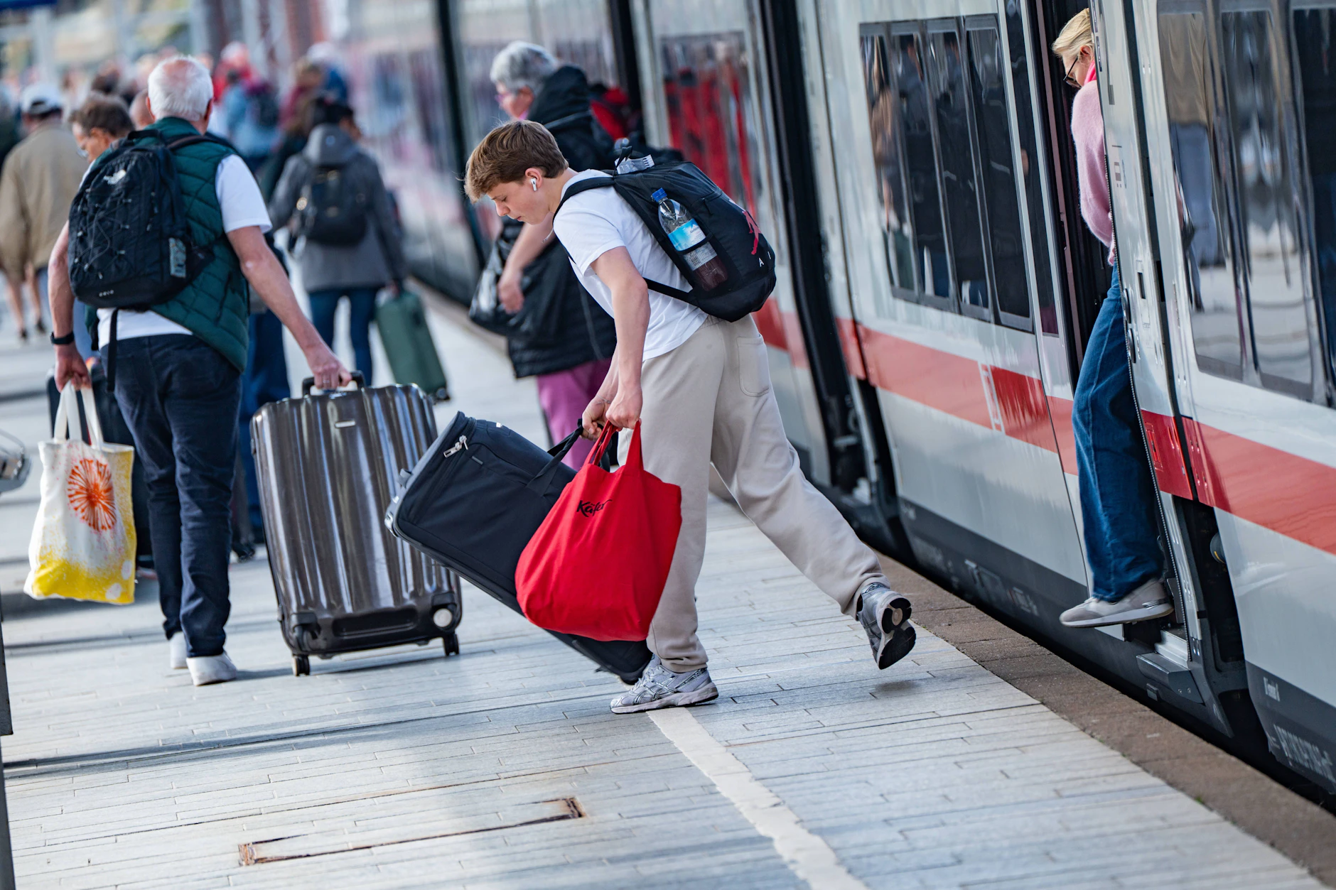 Mit der App Bounce kann man in ganz Deutschland und sogar international ganz einfach sein Gepäck loswerden, wenn die Bahnhofsschließfächer mal wieder voll sind.
