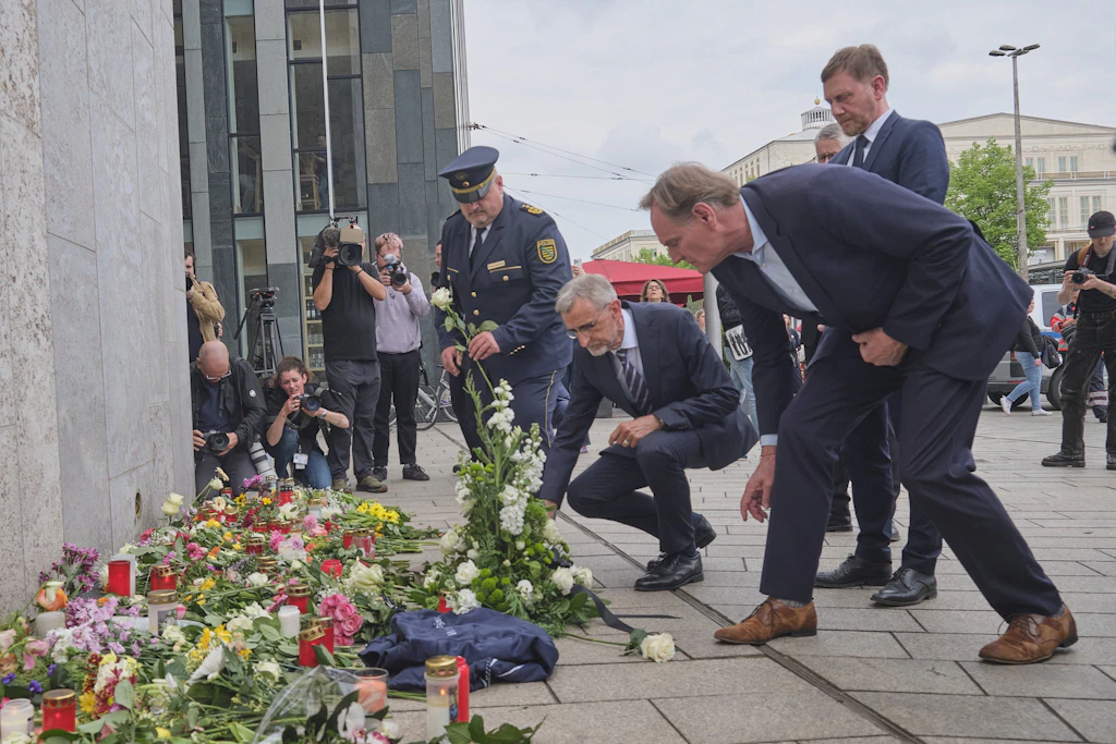 Der Oberbürgermeister von Leipzig, Burkhard Jung (SPD), der Ministerpräsident des Freistaates Sachsen Michael Kretschmer, Sachsens Innenminister Armin Schuster (beide CDU) und der Polizeipräsident von Leipzig, René Demmler (v. r. n. l.), gedachten mit einem Blumengesteck am Tag nach der Amokfahrt in Leipzig den Opfern.