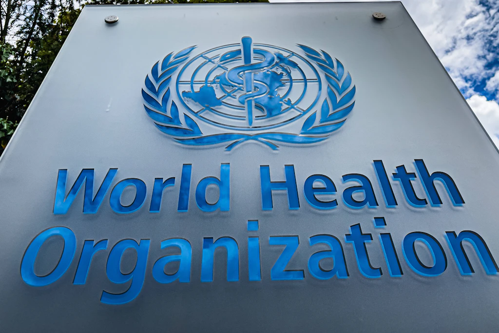 Das Emblem der Weltgesundheitsorganisation zeigt eine Schlange, die sich um einen Stab windet, den sogenannten Asklepiosstab.