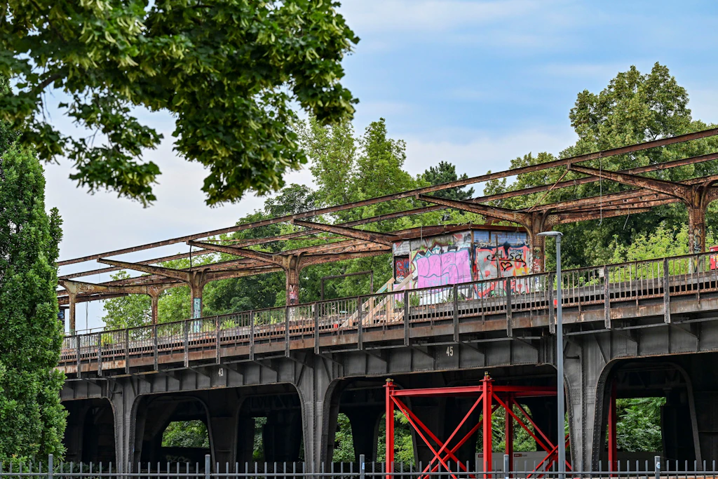 S-Bahnhof Wernerwerk: 1980 fuhr auf der Siemensbahn zum vorerst letzten Mal eine S-Bahn. Ende 2029 soll der Betrieb erneut starten.