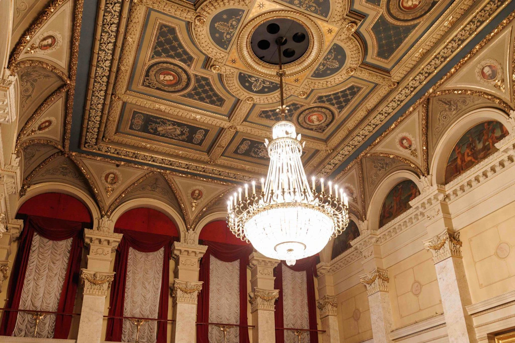 Der Marmorsaal im Palais am Festungsgraben ist von Schwamm befallen, der die Pläne von Gorki-Intendantin Çagla Ilk umwirft.