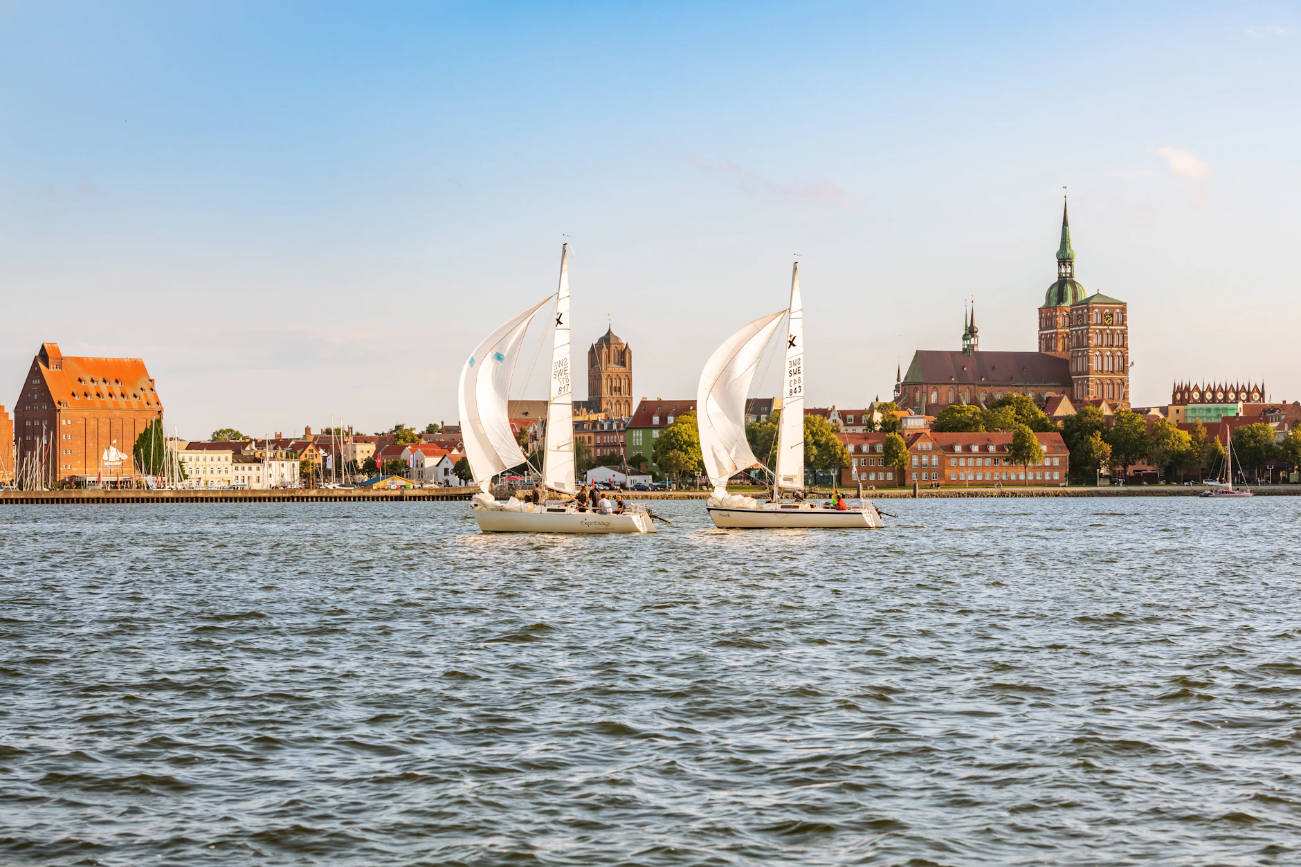 Bis Anfang September wird vor der Kulisse Stralsunds die sogenannte Mittwochsregatta veranstaltet.