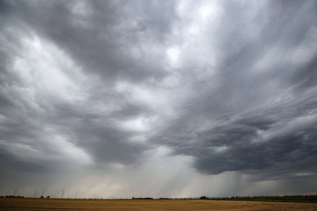 Es wird ungemütlich in Ostdeutschland: Kräftige Gewitter drohen in mehreren Bundesländern.