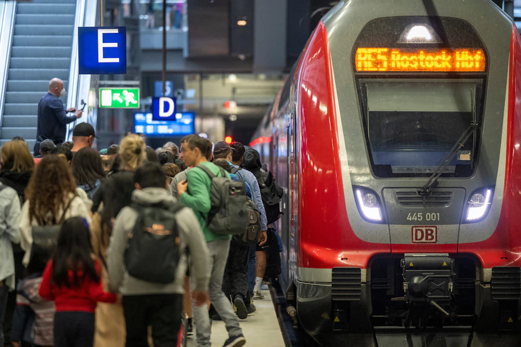 Ein Zug der Linie RE5 nach Rostock im Berliner Hauptbahnhof: Die Fahrgastzahlen im Regionalverkehr sind gestiegen – auch dank des Deutschlandtickets.