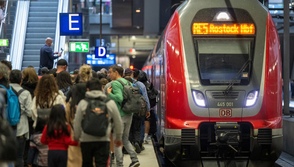 Pünktlich zum Ferienbeginn: Bahnstrecke zwischen Berlin und Rostock unterbrochen