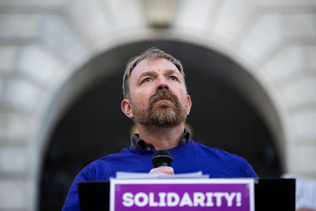 Graham Platner spricht bei einer Kundgebung in Portland im US-Bundesstaat Maine.