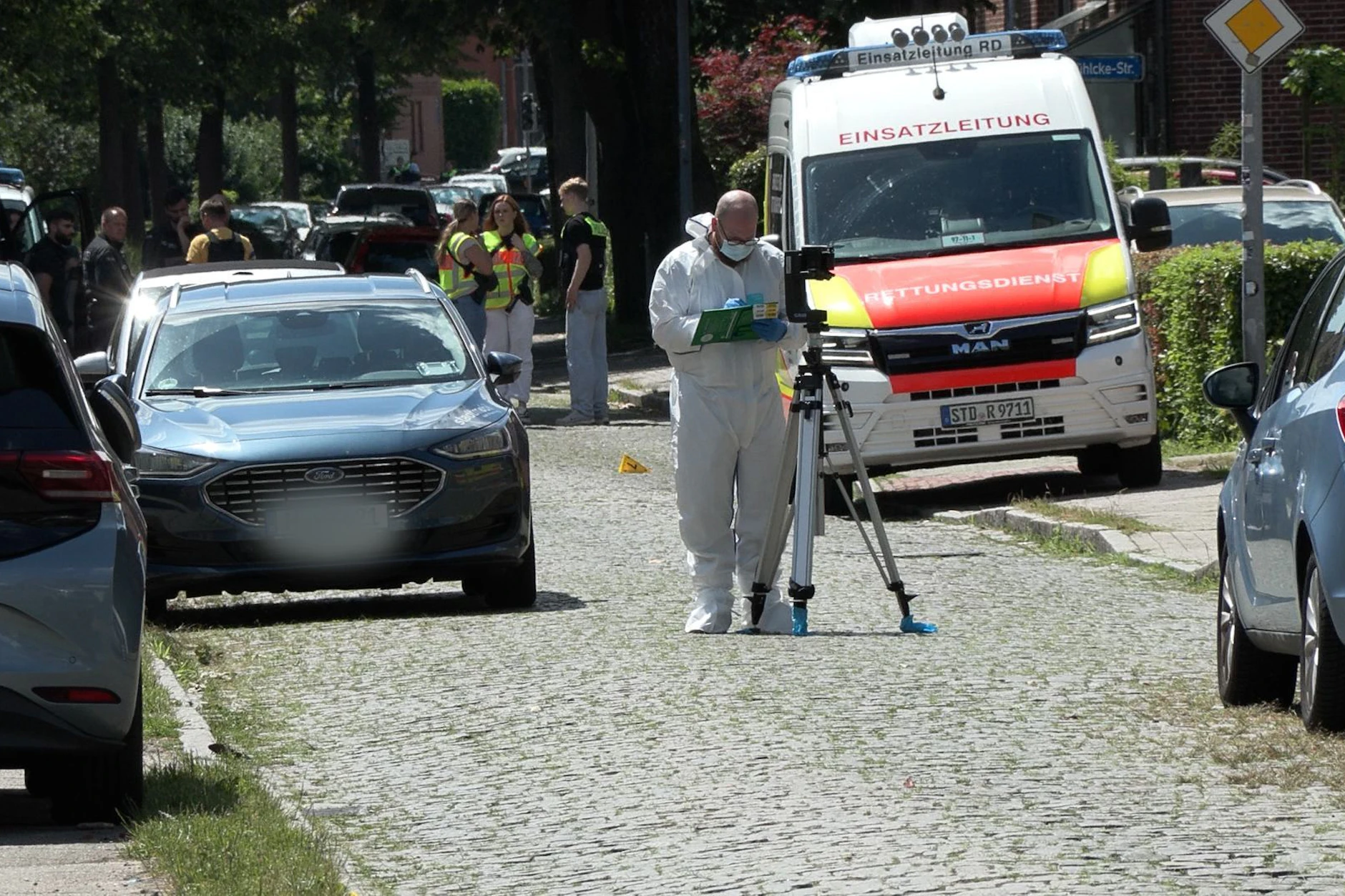 In Stade westlich von Hamburg sind sechs Menschen durch Schüsse getötet worden.