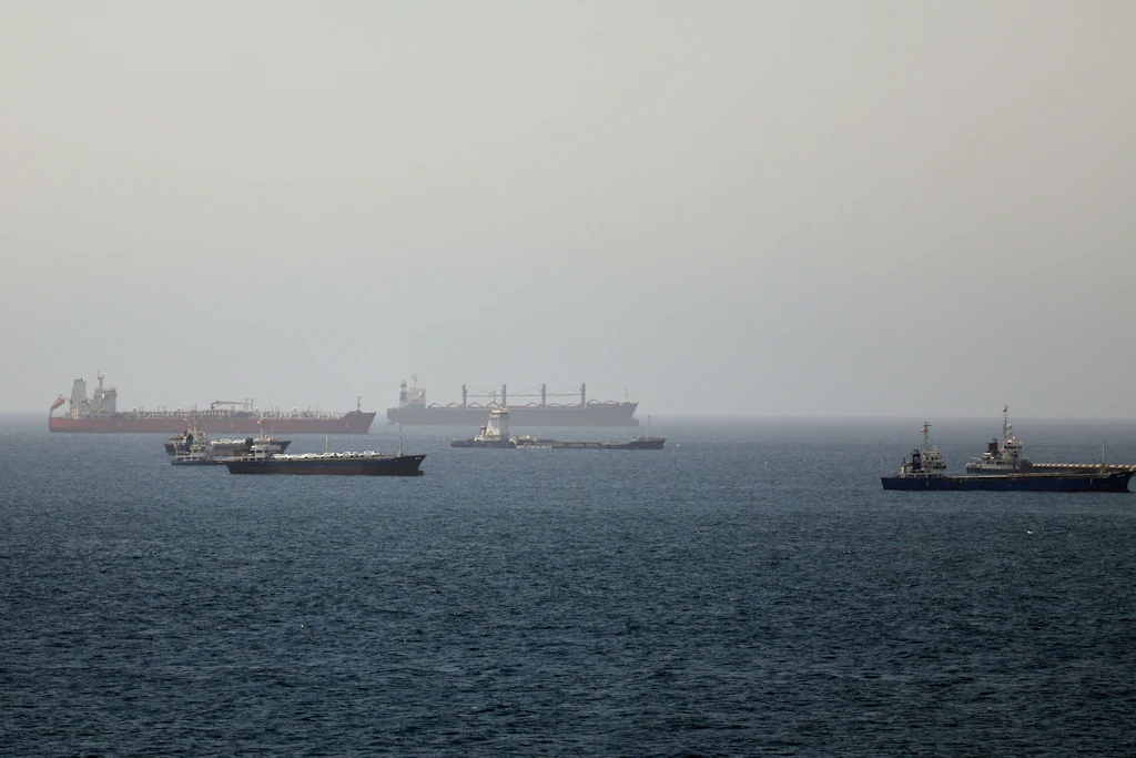 Tanker und Frachtschiffe im Golf von Oman, entlang der Schifffahrtsrouten zwischen der Straße von Hormus und dem Arabischen Meer.