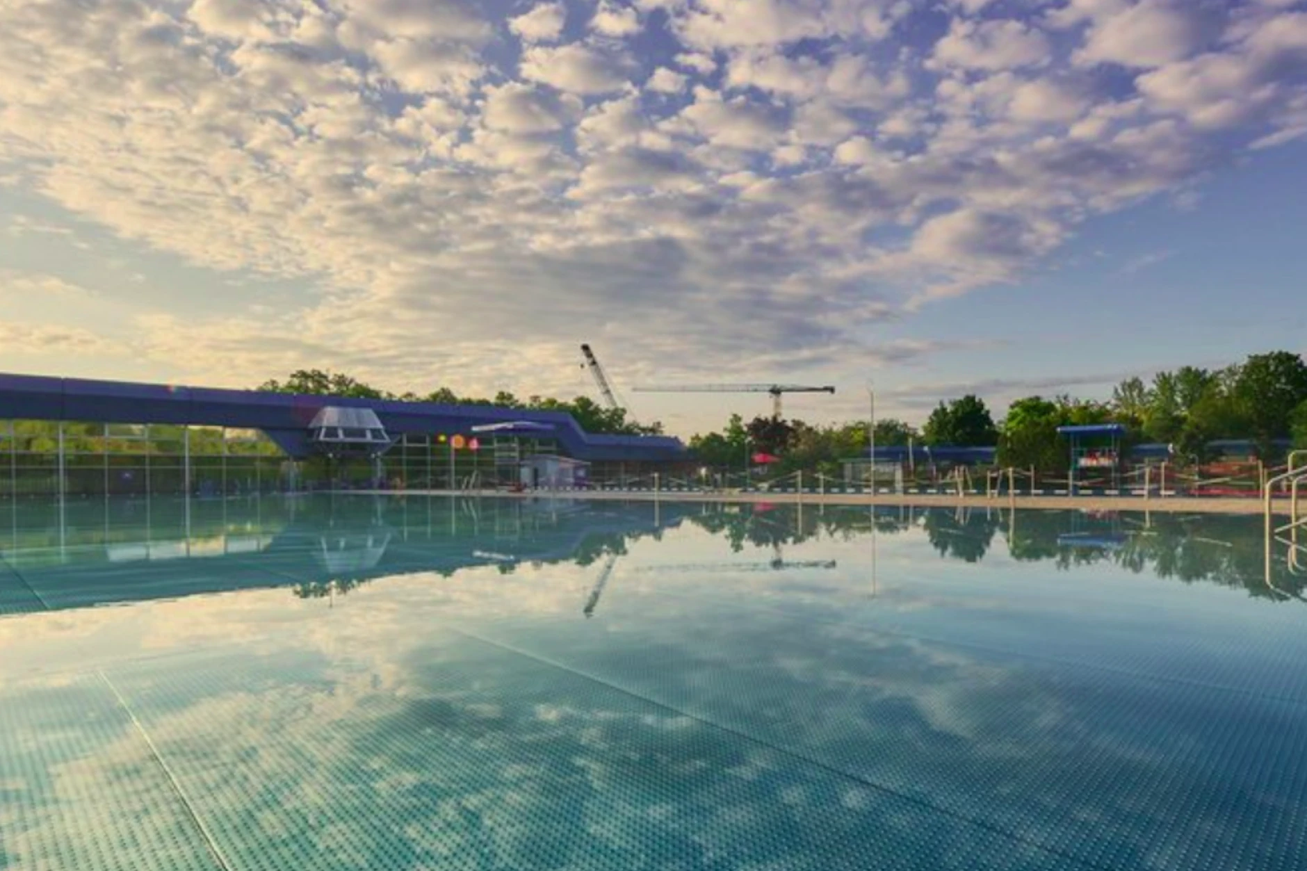Das Freibad Wedding in der Seestraße hat ein 50-Meter-Becken, ein Nichtschwimmerbecken, eine Kinderrutsche und eine große Liegewiese.