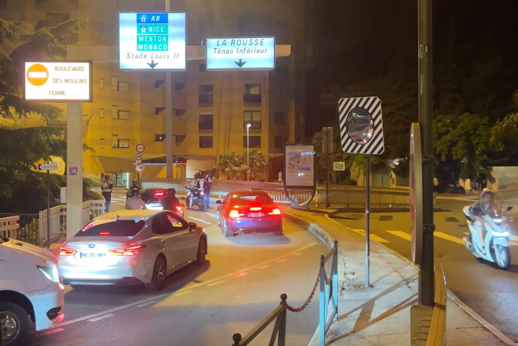 Die Polizei sperrt den Bereich nach der Explosion eines Sprengkörpers in einem Wohnhaus in Monaco ab.