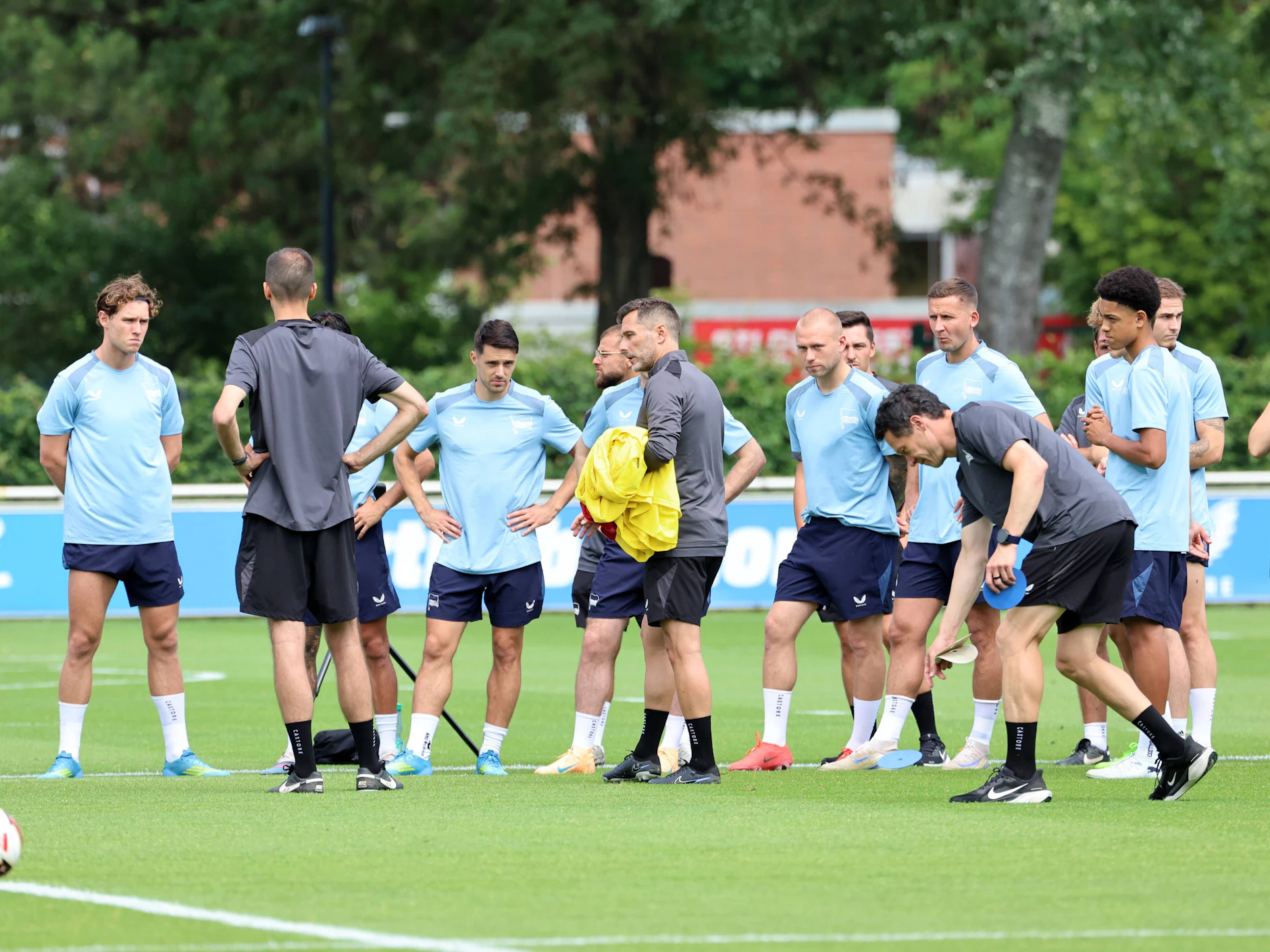 Trainer Stefan Leitl verteilt Leibchen an die Spieler von Hertha BSC. Das ist schnell getan, so viele Profis sind es nicht mehr.