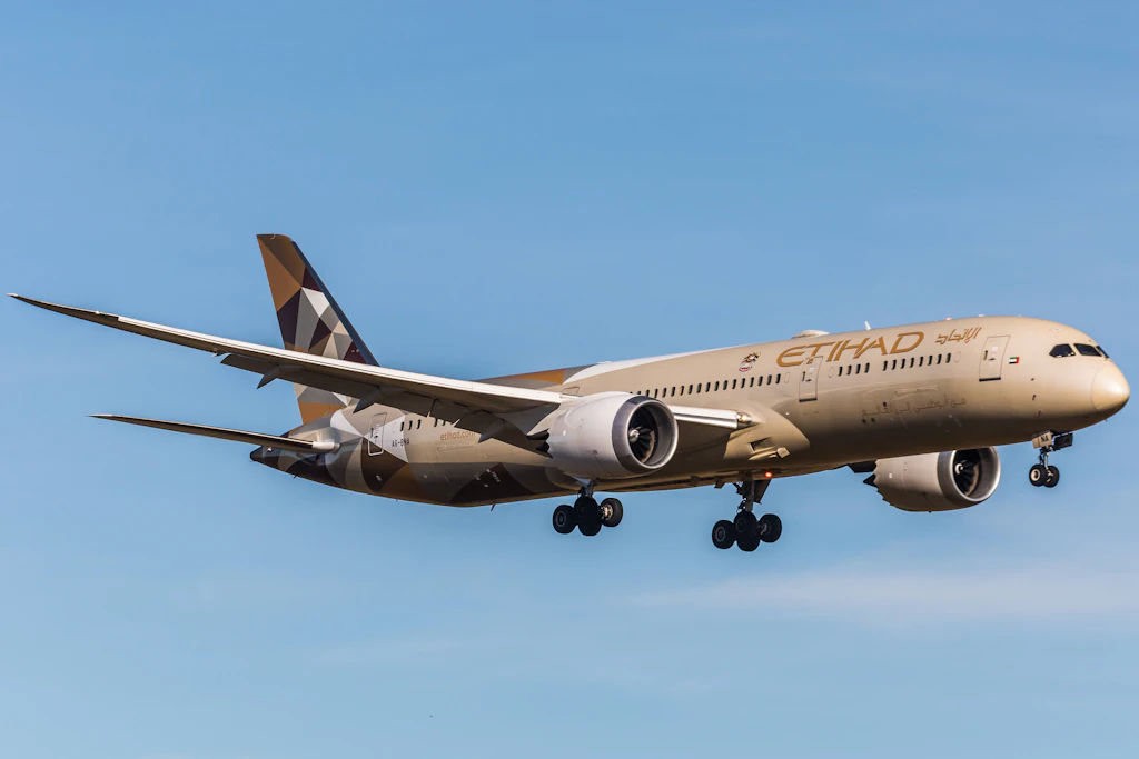 In den Vereinigten Arabischen Emiraten (VAE) gibt es sechs Fluggesellschaften. Zu den größten gehören Emirates und Etihad. Das Bild zeigt eine Boeing 787 von Etihad Airways.