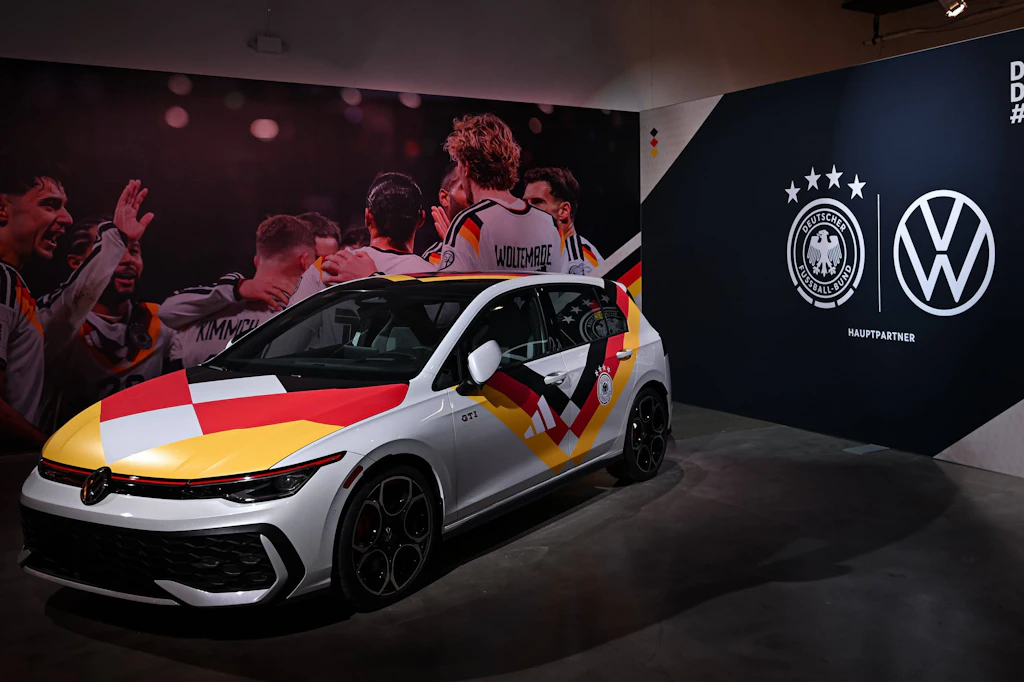 DFB-Sponsor VW präsentierte sich auch bei der WM werbewirksam mit einem Golf im deutschen Trikot-Gewand.