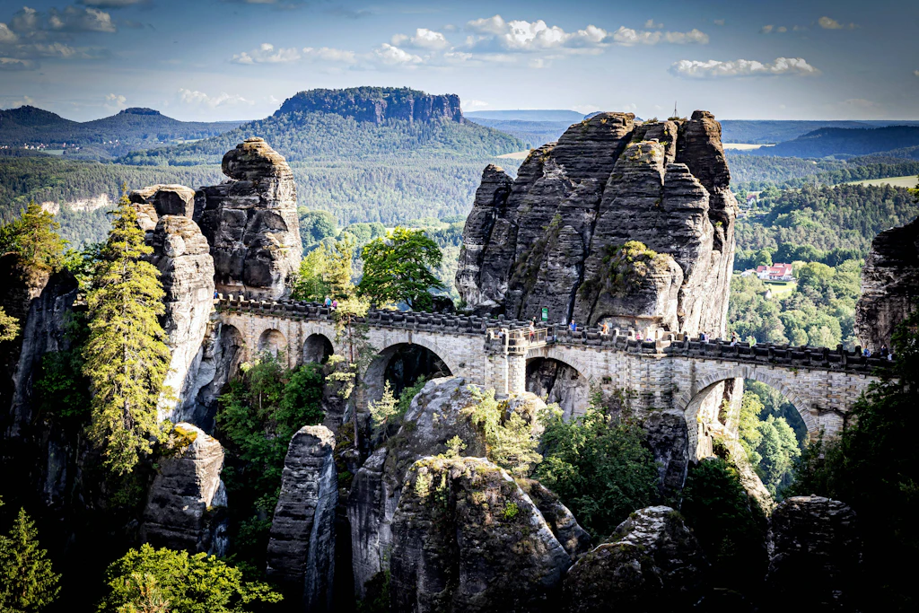 Die Bastei-Brücke oberhalb der Elbe: Die Sächsische Schweiz ist ein überregional bekannter Tourismusmagnet. 